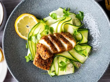 Fűszeres bundában sült sajt cukkinivel