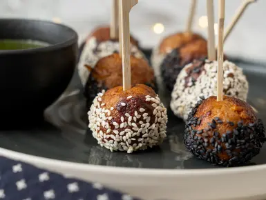 Szezámba forgatott húsgolyó mentamártással